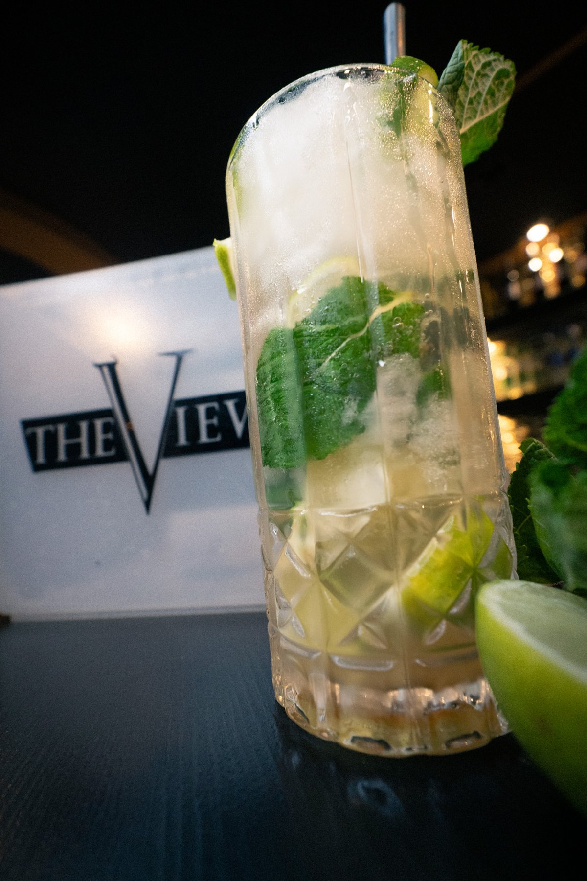 Mojito vor dem THE VIEW Logo