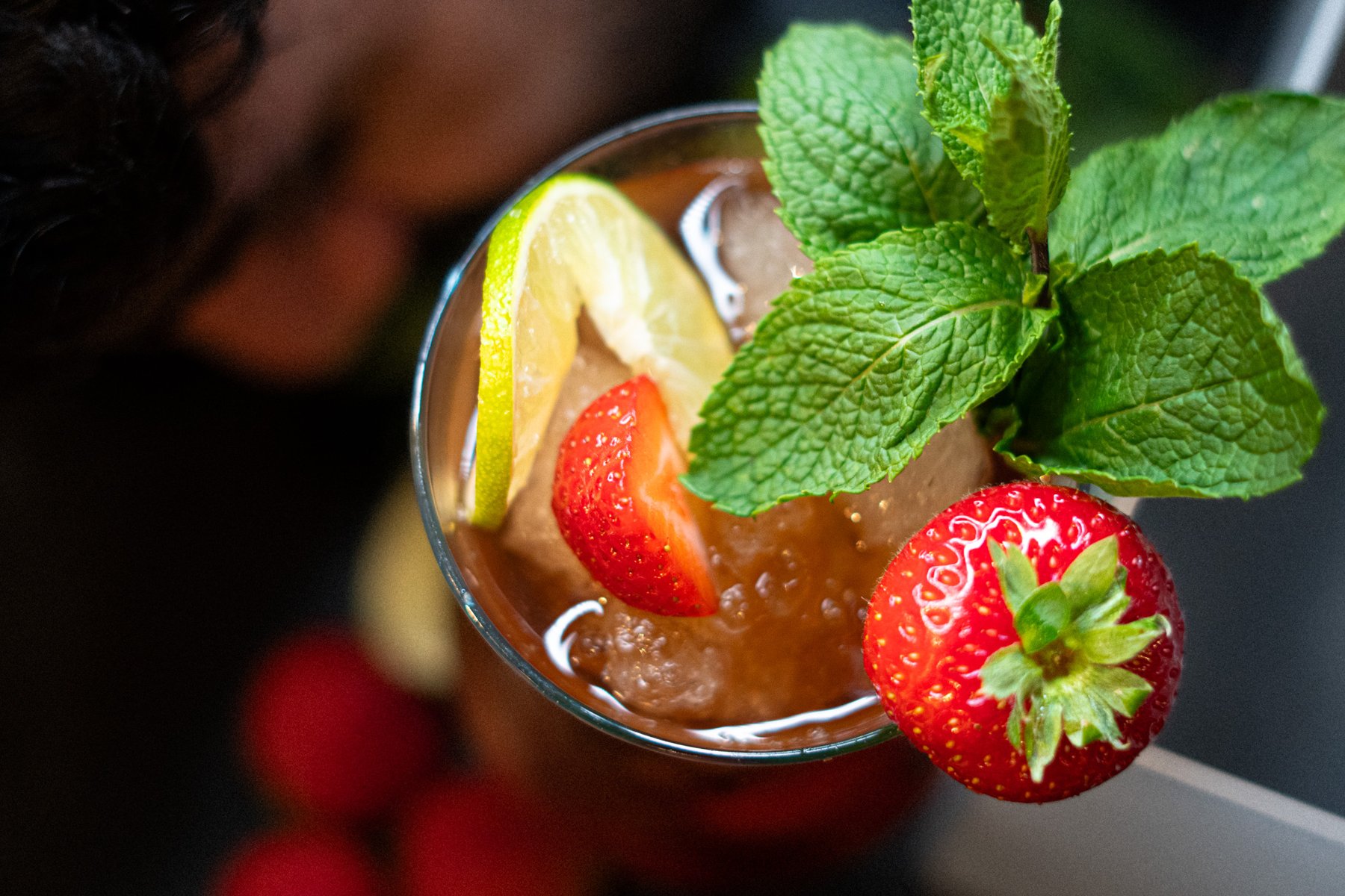 Cocktail mit Erdbeere und Minze